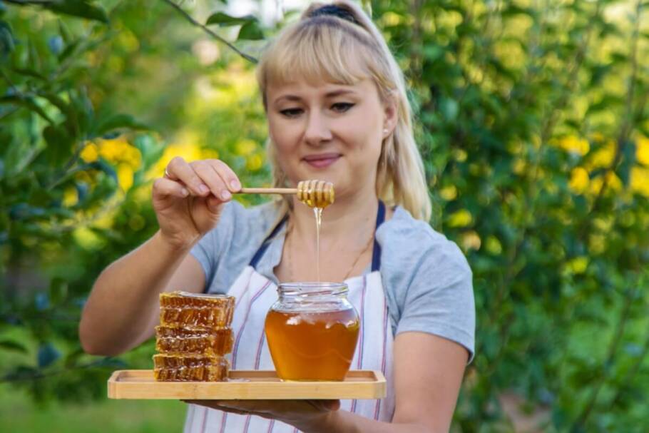 O mel tradicional tende a ser mais doce, viscoso e com menor teor de água (Imagem: Tatevosian Yana | Shutterstock)