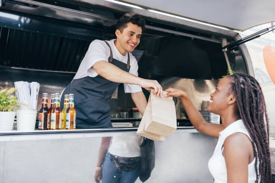 Alguns cuidados com a alimentação durante a viagem ajudam a garantir uma experiência mais tranquila, reduzindo o risco de intoxicações e desconfortos gastrointestinais (Imagem: Artem Varnitsin | Shutterstock)