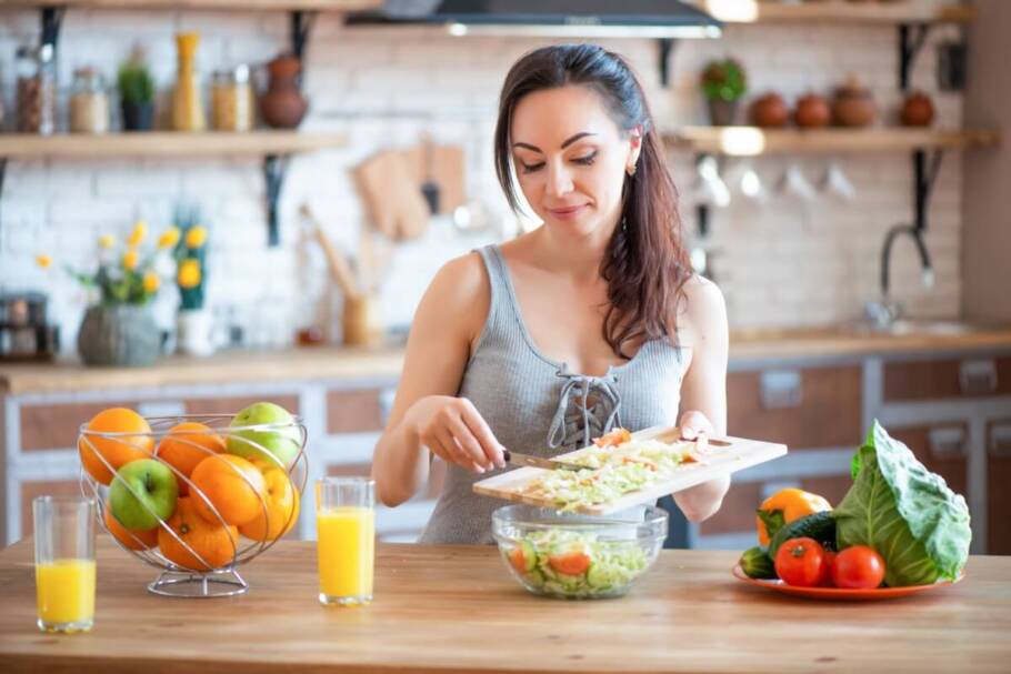 Manter uma alimentação equilibrada é essencial para garantir os nutrientes necessários ao bom funcionamento do intestino (Imagem: Yarkovoy | Shutterstock)