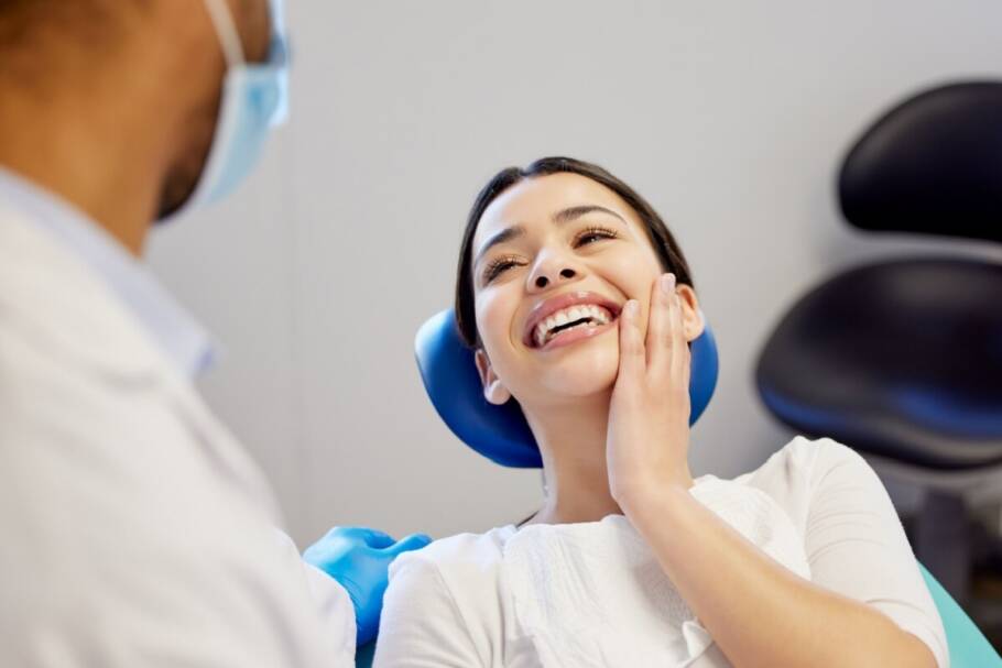 Avaliação odontológica é fundamental antes de qualquer procedimento estético (Imagem: PeopleImages.com – Yuri A | Shutterstock)