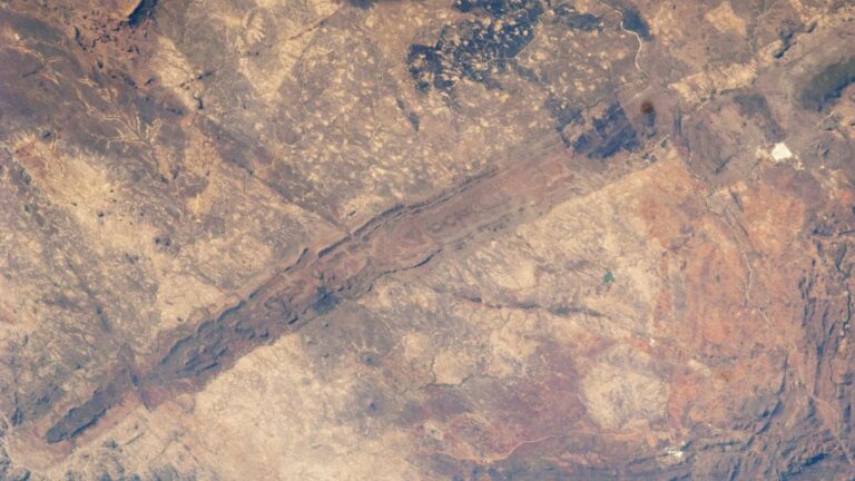 A NASA encontra uma estrutura colossal de 550 km e 2,5 bilhões de anos escondida em um planeta do sistema solar que deixam os cientistas abismados Uma imagem tirada da Estação Espacial Internacional voltou a colocar em destaque uma daquelas estruturas na Terra que parecem discretas em um mapa, mas que do espaço contam uma história enorme.