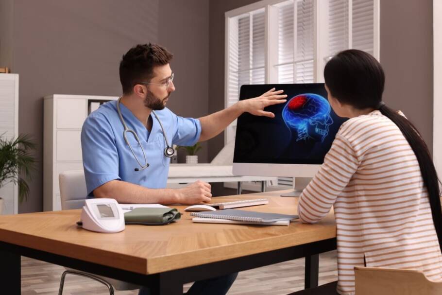 O diagnóstico da cefaleia é clínico e deve ser feito por um neurologista (Imagem: New Africa | Shutterstock)