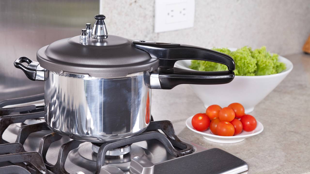 Qual panela é melhor para usar no dia a dia: de pressão ou elétrica? A escolha entre panela elétrica e tradicional pode mudar sua forma de cozinhar e até reduzir o tempo na cozinha.