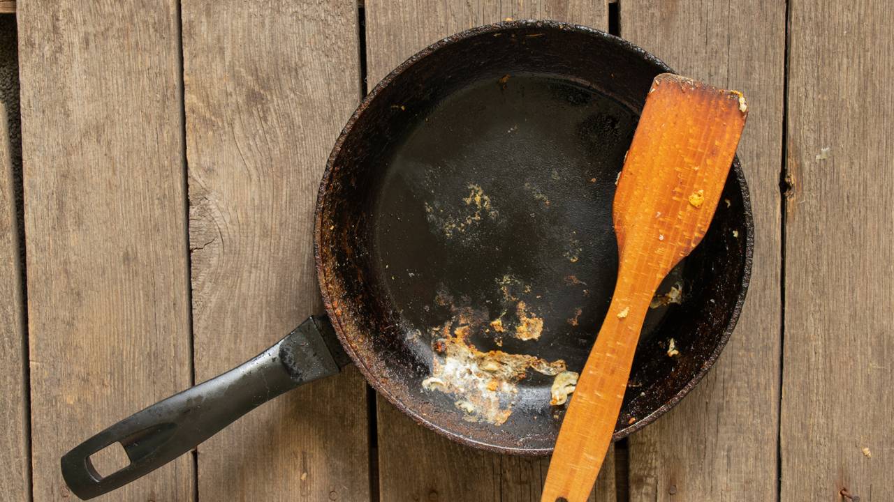 A mistura de vinagre com bicarbonato solta crostas difíceis e facilita a limpeza da panela em poucos minutos.