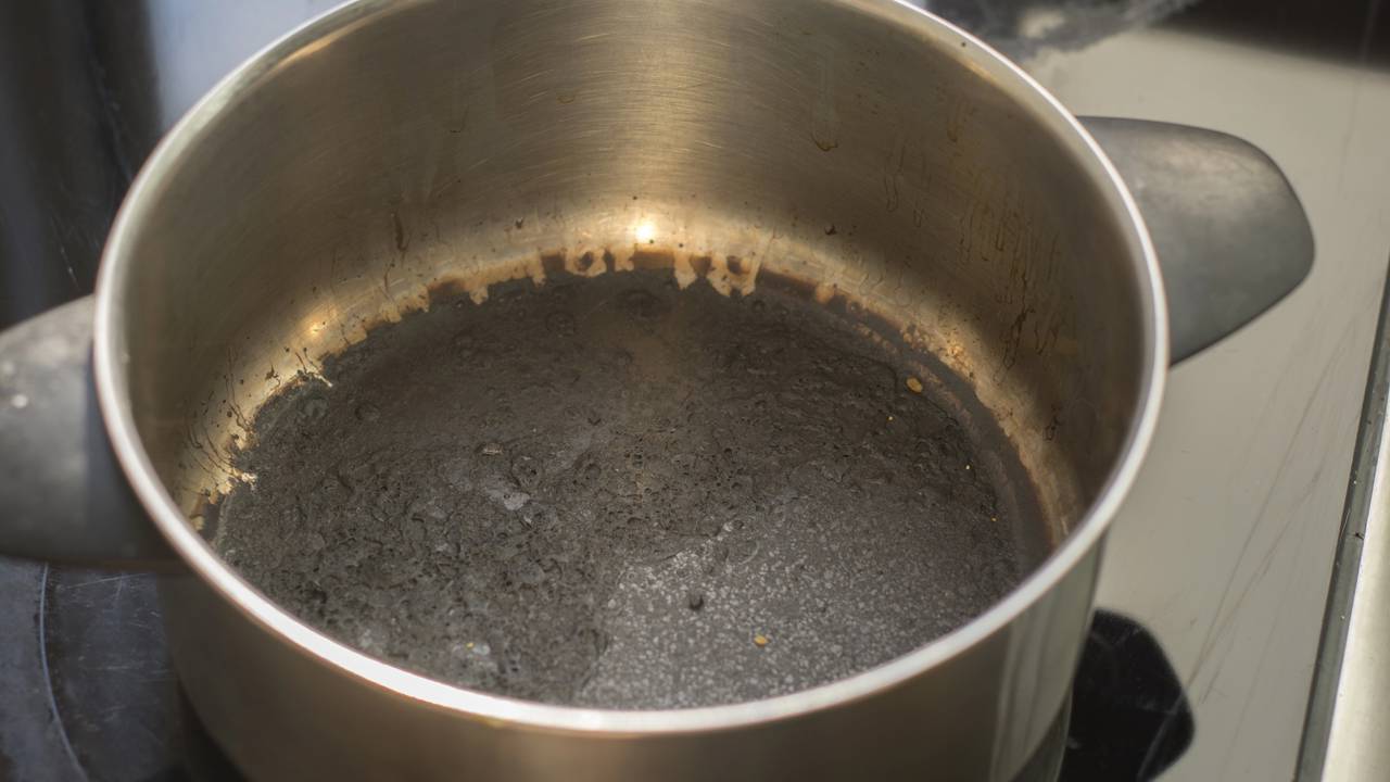 Essa mistura caseira e barata remove gordura e fuligem do fundo das panelas sem esforço Quem sofre com panela queimada encontrou uma solução prática usando bicarbonato, vinagre e detergente na limpeza.