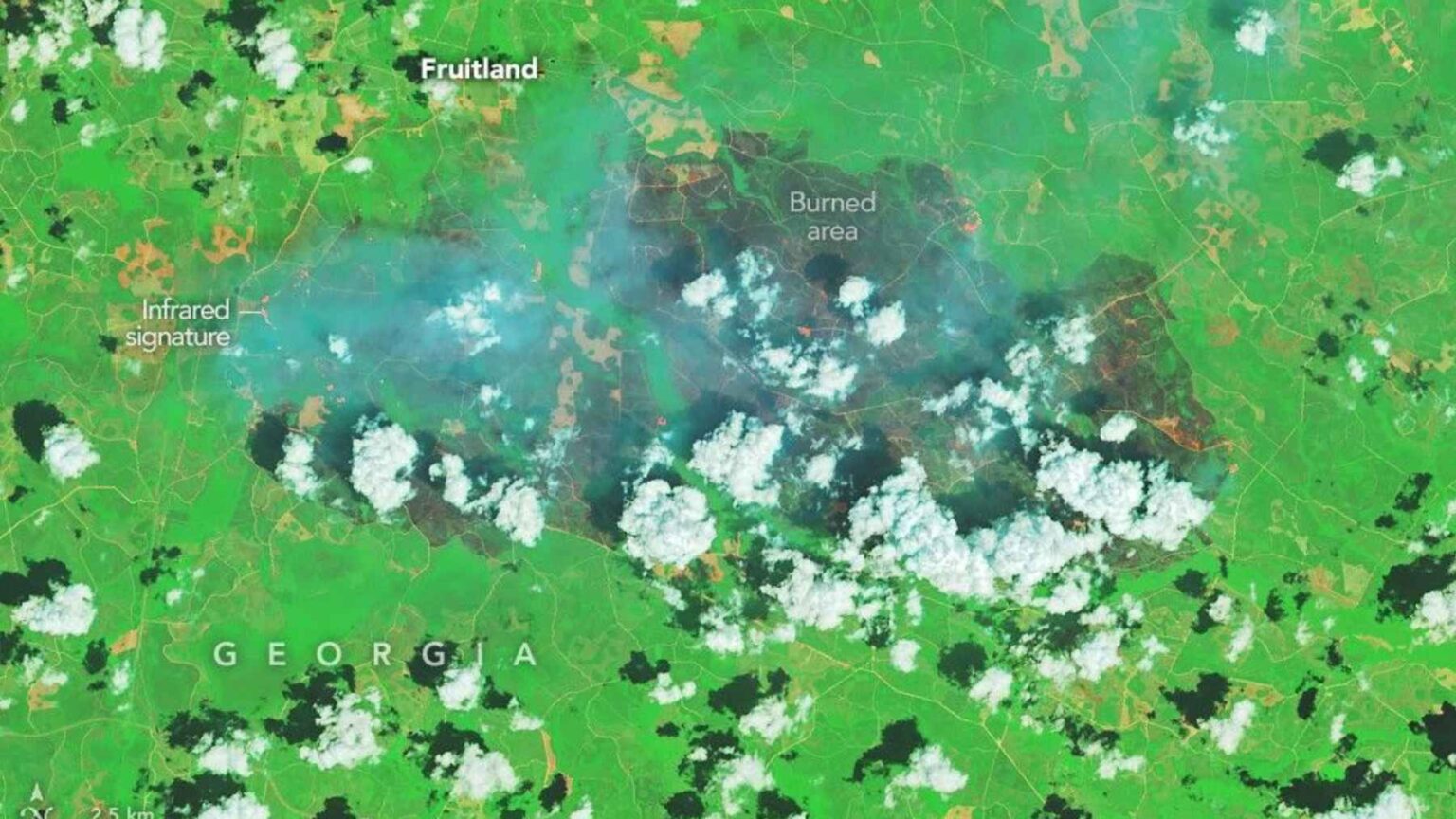 Imagens de satélite da nasa mostram a enorme marca deixada pelos incêndios na geórgia, e a mistura de seca severa, ventos fortes e os rastros do furacão helene ajuda a explicar por que isso é visível do espaço Os incêndios na Pineland Road e na Rodovia 82 queimaram 54.450 acres juntos, uma área de cerca de 85 milhas quadradas, segundo a última atualização da Comissão Florestal da Geórgia de 19 de maio.