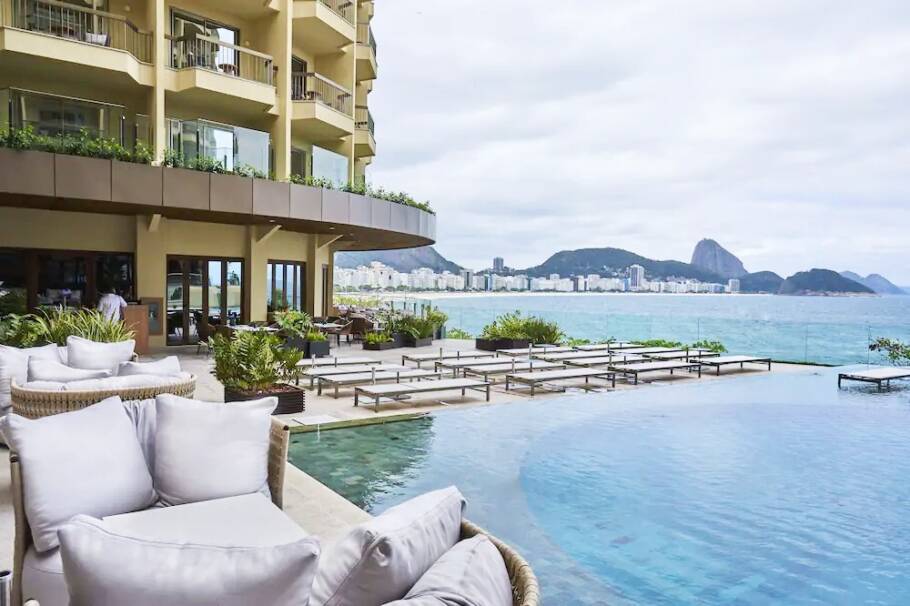 Revista americana elege 3 hotéis brasileiros como os melhores do mundo A bela piscina do airmont Rio de Janeiro Copacabana
