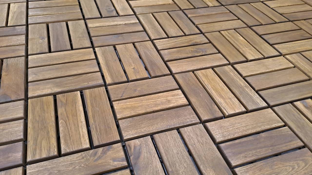 Quem quer renovar a varanda sem quebra-quebra encontrou no piso modular uma solução prática e elegante.