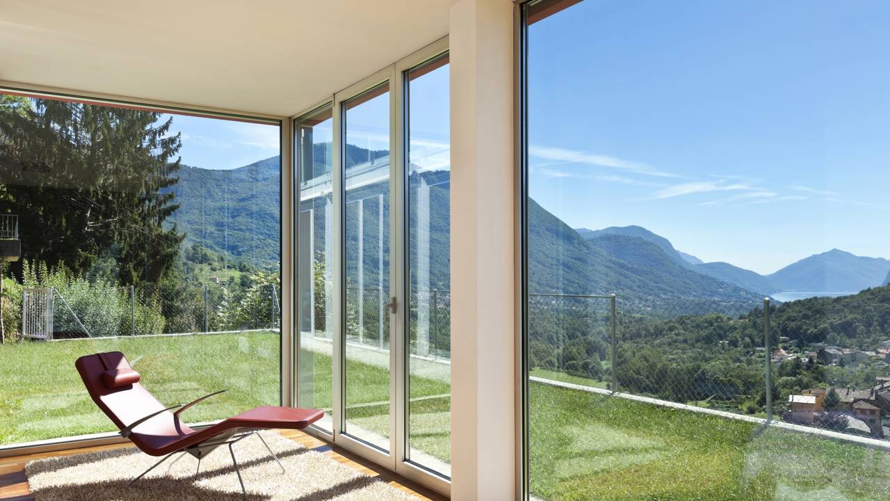 A porta de madeira maciça está com os dias contados: em 2026, as casas contemporâneas a farão desaparecer com esta solução que integra os ambientes Portas de vidro ajudam a integrar sala, varanda e cozinha sem perder elegância, conforto e praticidade no dia a dia.