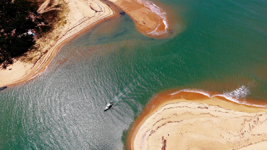 Encontro do mar com o rio em Corumbau, distrito de Prado, no extremo sul da Bahia