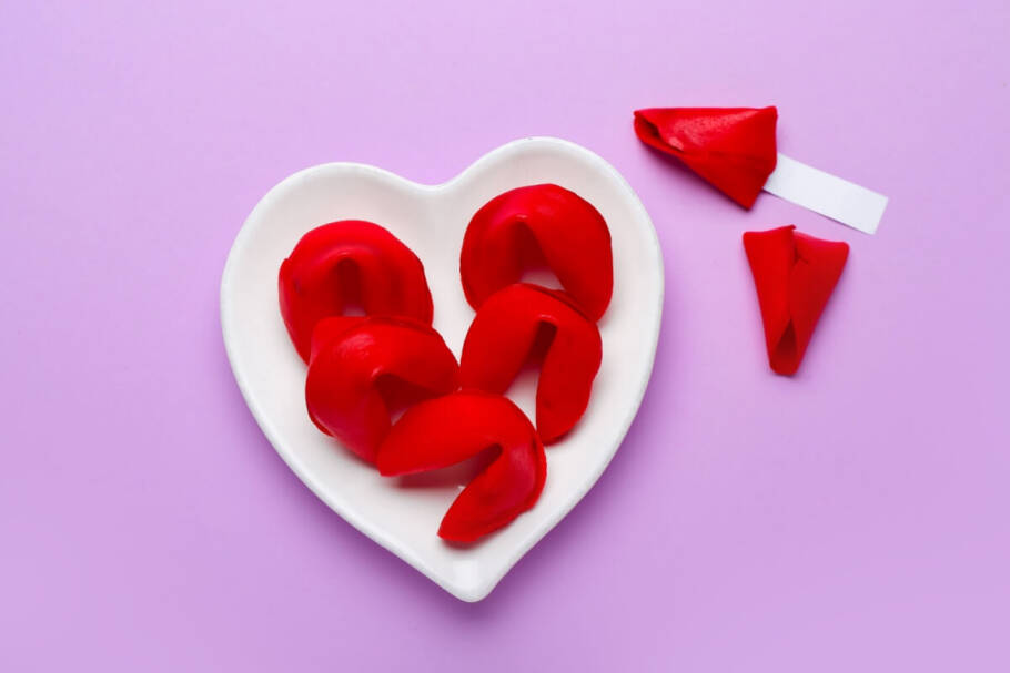 5 provérbios chineses sobre amor e relacionamentos que continuam atuais Provérbios podem ensinar bastante sobre como amar melhor e se relacionar com mais consciência (Imagem: Pixel-Shot | Shutterstock)
