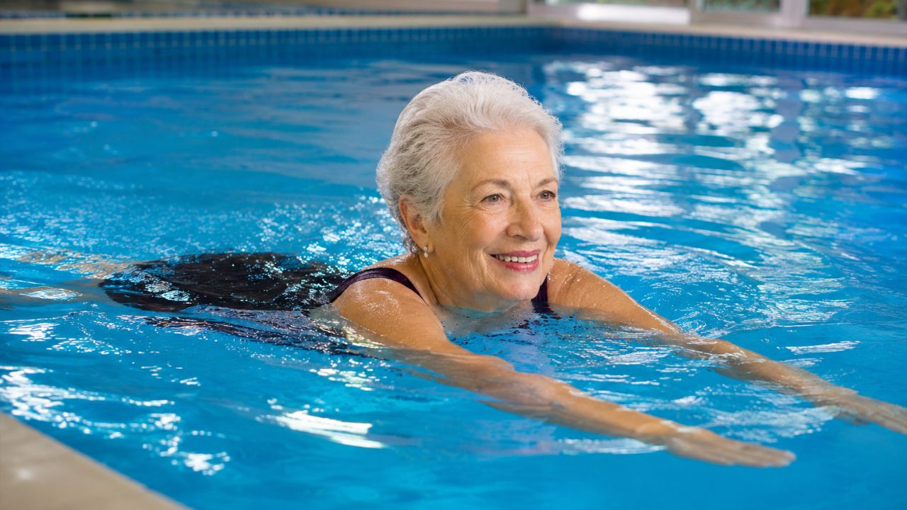 A natação alivia o estresse, melhora a saúde mental e promove a socialização.