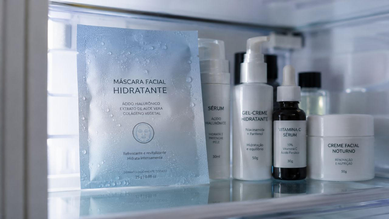 Qual é melhor: uma máscara facial guardada na geladeira ou uma mantida fora da geladeira? Guardar a máscara facial na geladeira ajuda a desinchar, acalmar e refrescar a pele.