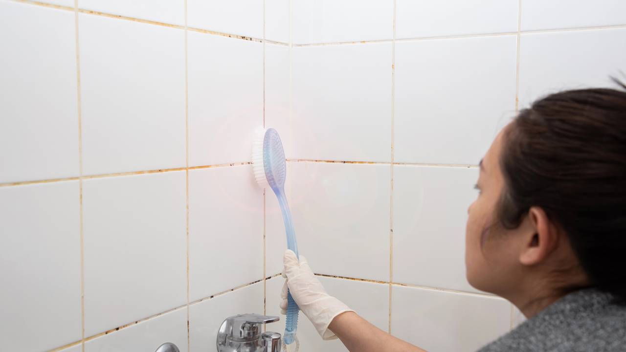 O segredo para limpar o rejunte escurecido do banheiro com apenas dois ingredientes que você já tem em casa O truque caseiro com bicarbonato e vinagre ajuda a manter o rejunte mais claro e o banheiro com aparência limpa.
