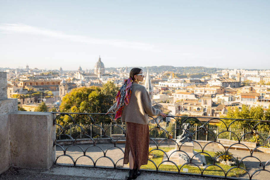 Alta demanda no verão europeu faz viajantes priorizarem ingressos antecipados e bilhetes “fura-fila”