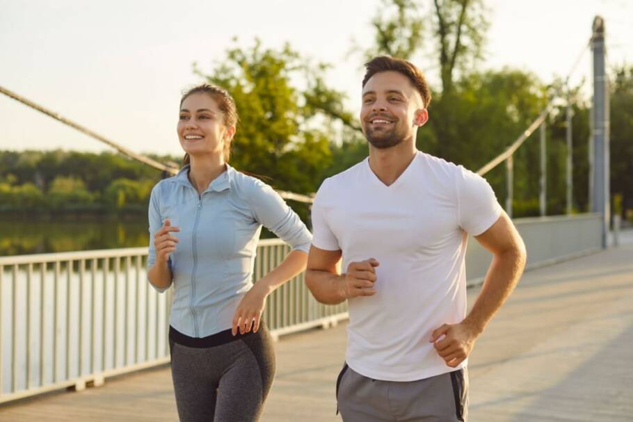 Dia Mundial da Hipertensão Arterial: 7 cuidados essenciais para proteger os rins A prática regular de atividade física contribui para controlar a pressão arterial e melhorar a circulação sanguínea (Imagem: Studio Romantic | Shutterstock)