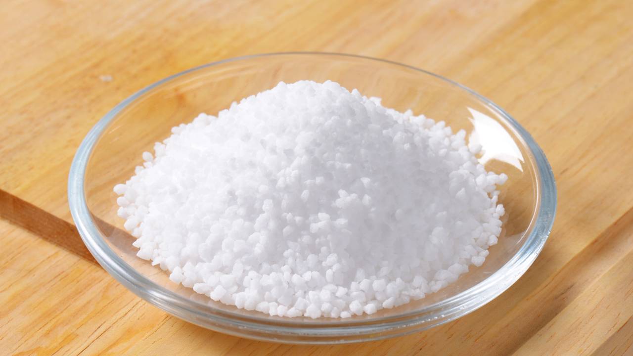 Por que colocam sal grosso no ralo da pia da cozinha? A solução simples para um problema comum em qualquer casa Esse truque com sal grosso e água quente pode ajudar a evitar gordura acumulada e cheiro ruim na cozinha.
