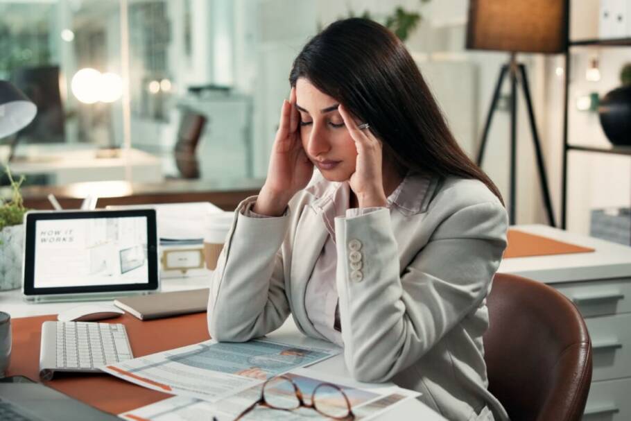 A preocupação excessiva com o trabalho e as finanças também pode impactar a saúde mental e emocional (Imagem: PeopleImages | Shutterstock)