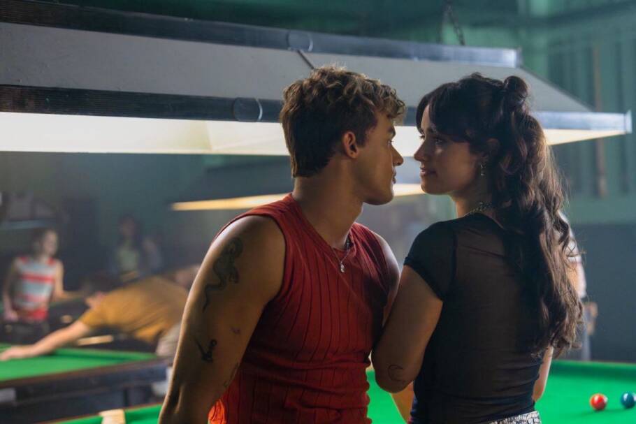 A sequência de “Sua Culpa: Londres” traz Noah e Nick ainda mais conectados e apaixonados, mas enfrentando o maior teste do relacionamento até agora (Imagem: Reprodução digital | Prime Video)
