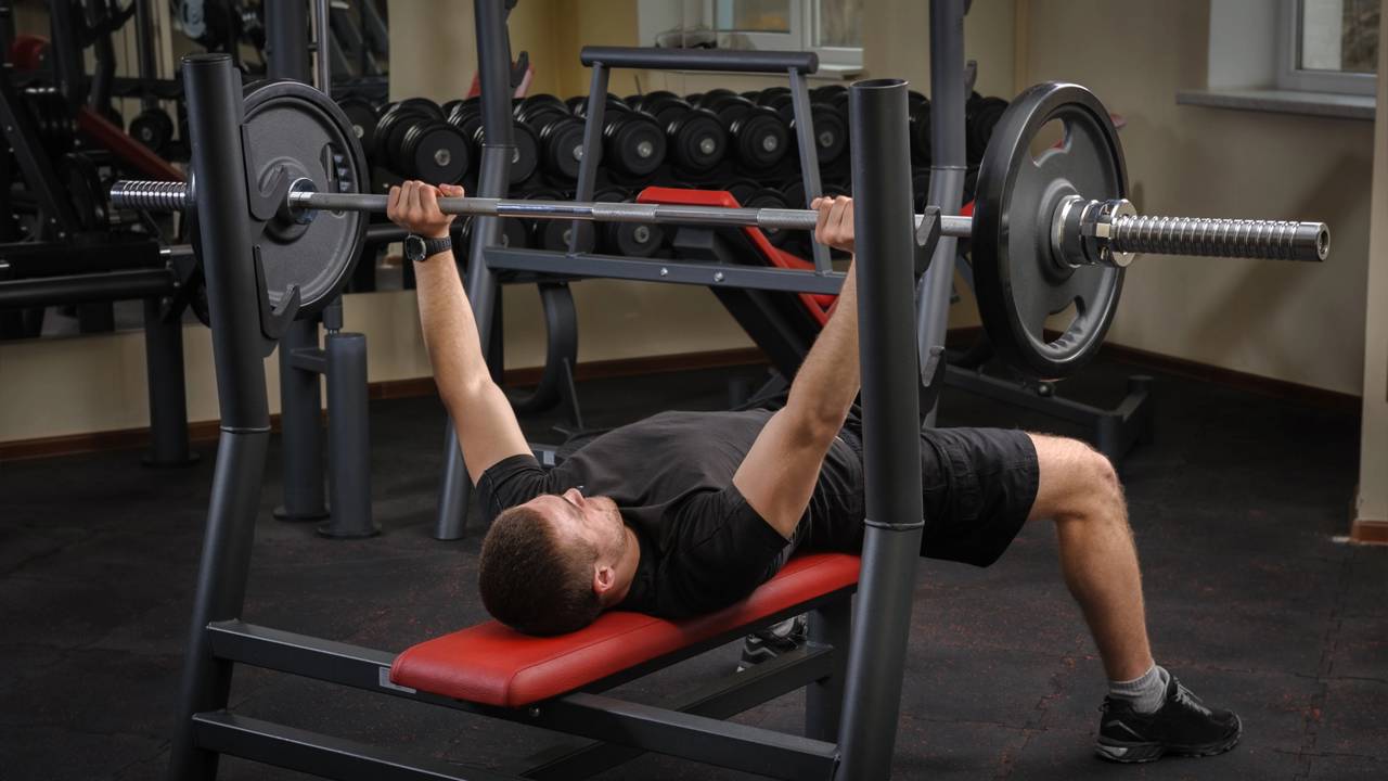 Tempo sob tensão e controle da barra fazem diferença no supino. Entenda a técnica que ajuda no ganho de massa muscular.