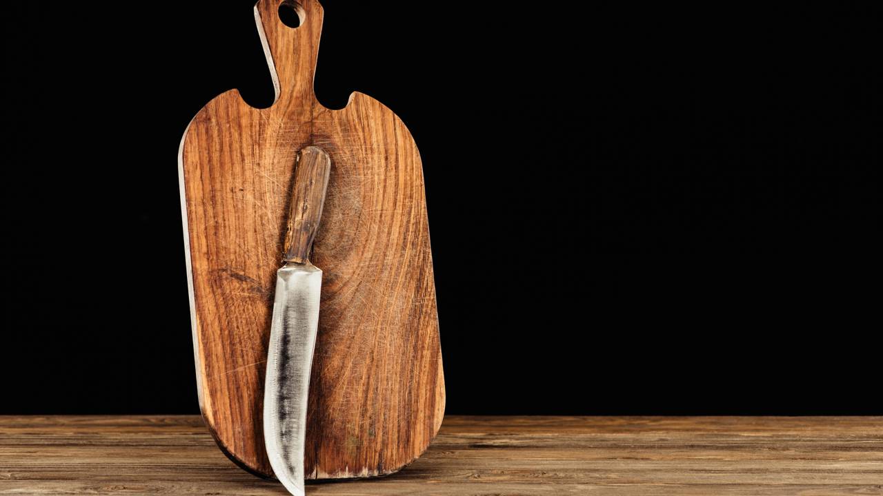 Qual tábua de corte é melhor para usar na cozinha: madeira ou plástico? A combinação entre tábua de madeira e plástico pode deixar a cozinha mais prática, segura e organizada durante o preparo.