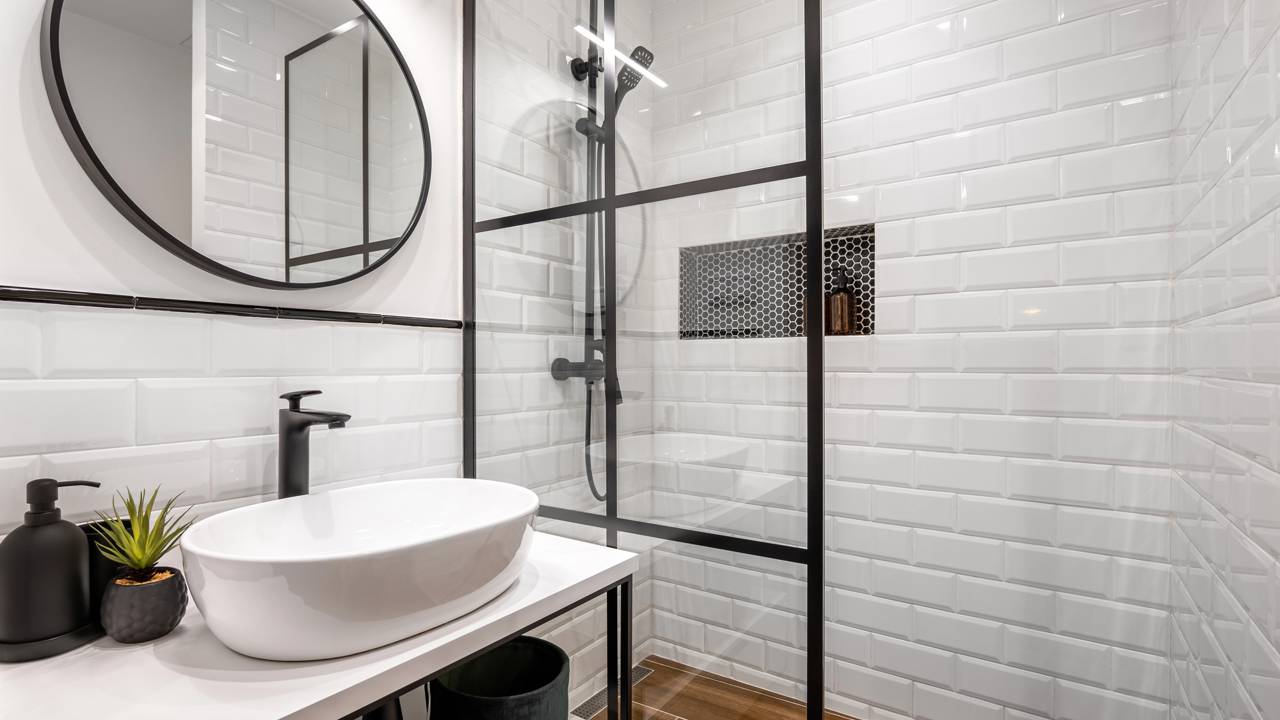A torneira cromada está com os dias contados: em 2026, os banheiros modernos a farão desaparecer com esta solução que transforma o ambiente Banheiros modernos estão trocando o brilho exagerado do cromado por acabamentos elegantes e cheios de personalidade.