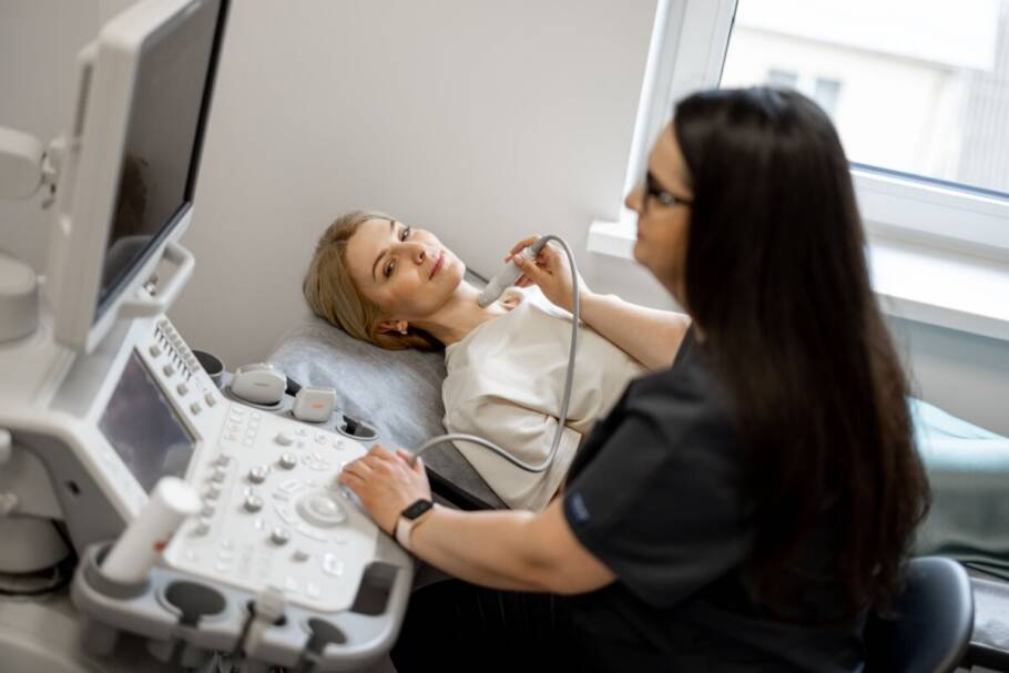 A avaliação de nódulos deve incluir a ultrassonografia cervical, histórico clínico e exame físico (Imagem: RossHelen | Shutterstock)