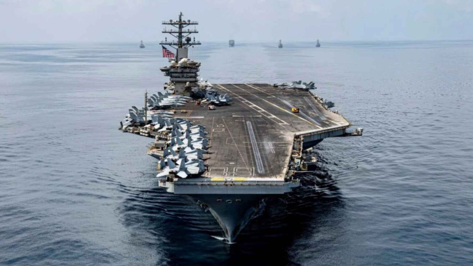 O USS Nimitz tem cerca de 1.093 pés de comprimento, quase o comprimento de três campos e meio de futebol.