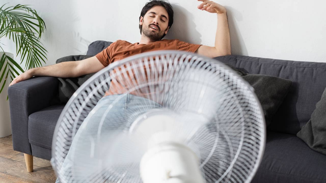 Conselhos para famílias que utilizam ventiladores no quarto Especialistas explicam como posicionar o ventilador corretamente para melhorar o conforto e economizar energia.