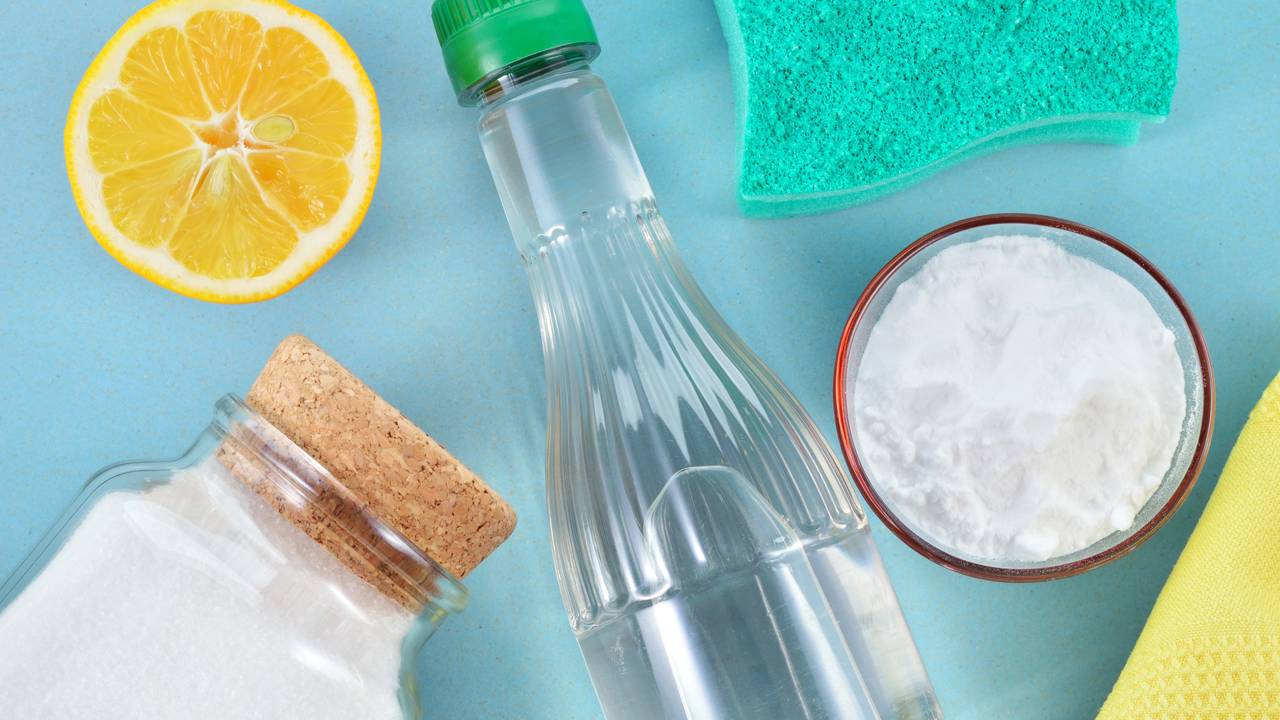 Misturar bicarbonato, sabão de coco e água quente: por que é recomendado e para que serve Descubra como a combinação vinagre e bicarbonato limpa melhor que produtos químicos, com proporções certas, preparo seguro e usos por cômodo.