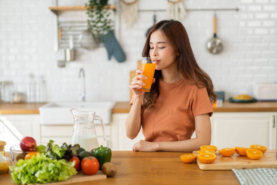 A combinação entre ferro e vitamina C pode potencializar a absorção do nutriente pelo organismo e favorecer a saúde dos fios (Imagem: Art_Photo | Shutterstock)