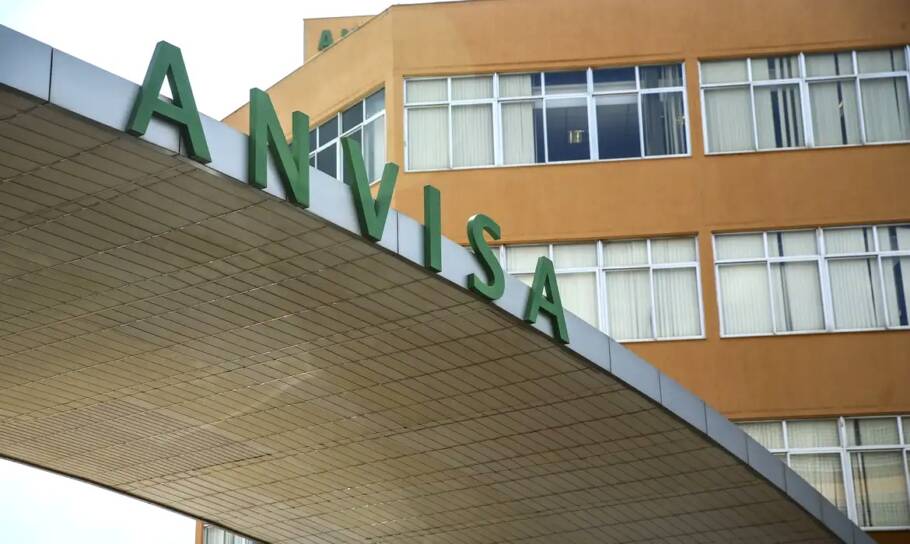 A Anvisa determinou o recolhimento de lotes de medicamentos injetáveis e soro fisiológico após identificar problemas de qualidade