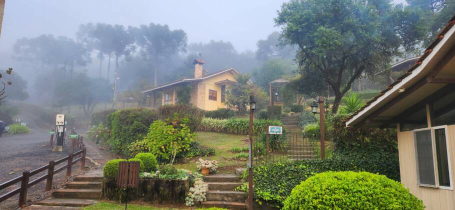 Neblina cobre a pousada Serra Bela