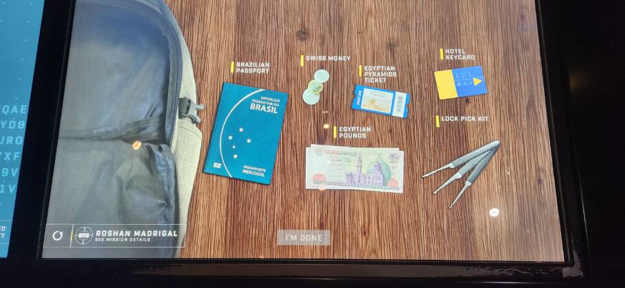 Cada visitante recebe uma identidade fictícia e passa a acompanhar uma missão simulada ao longo do percurso