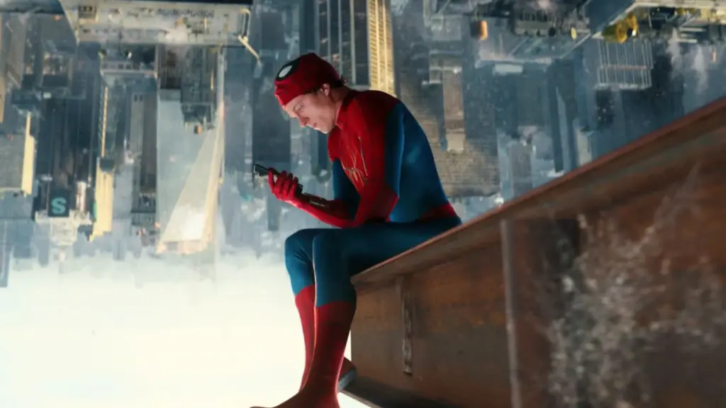 Tom Holland com novo uniforme do Homem-Aranha