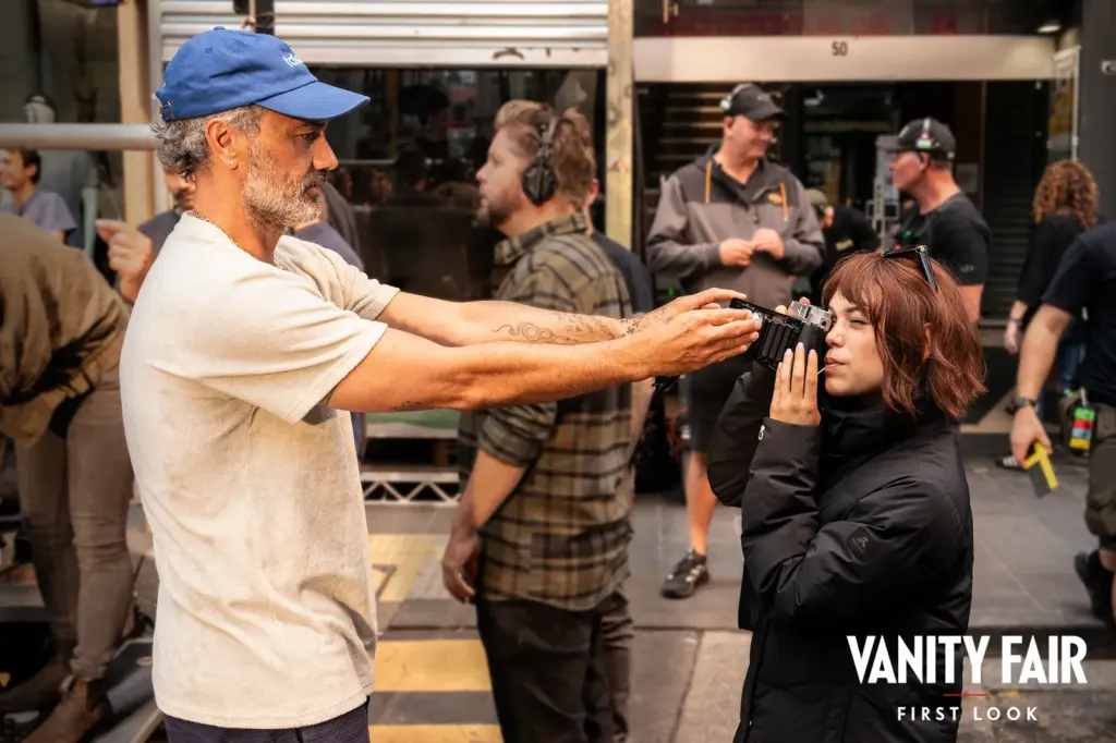 Klara and the Sun: Novo filme de Taika Waititi ganha imagens oficiais Taika Waititi e Jenna Ortega nos bastidores de Klara and the Sun