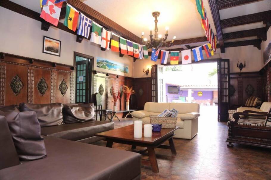 Área comum do Pura Vida Hostel, que ocupa imóvel histórico na zona sul do Rio de Janeiro