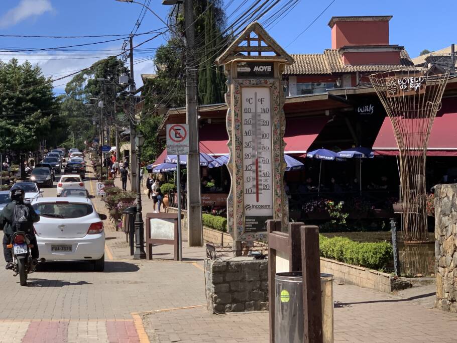 Quem visitar Monte Verde (MG) terá de pagar nova taxa Avenida principal de Monte Verde cheia durante o dia