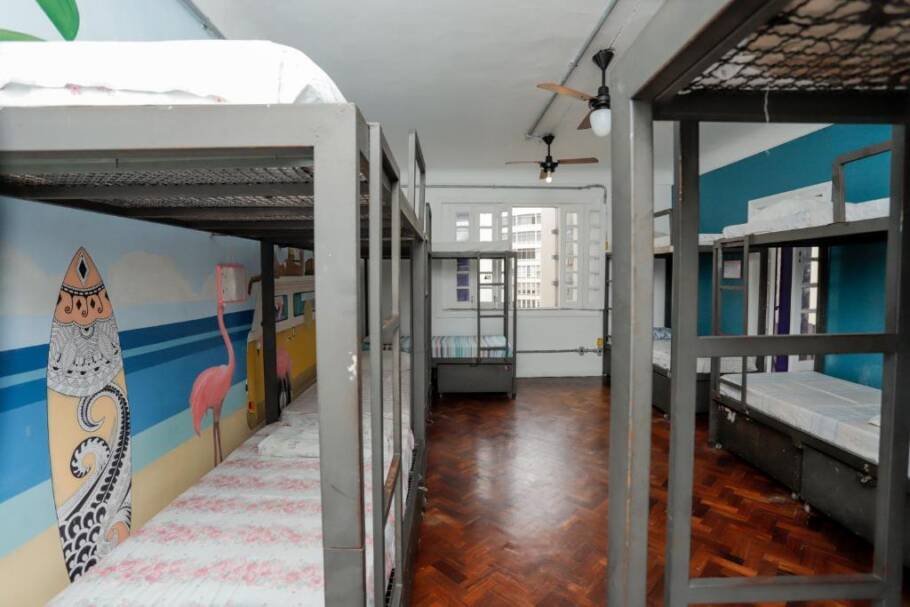 Um dos quartos coletivos do Pura Vida Hostel
