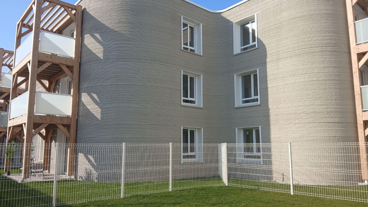 A França desafia os limites da engenharia ao erguer o maior prédio da Europa feito com uma impressora 3D em apenas 34 dias A França acaba de inaugurar um edifício que pode marcar um antes e um depois na forma como a habitação social é construída.