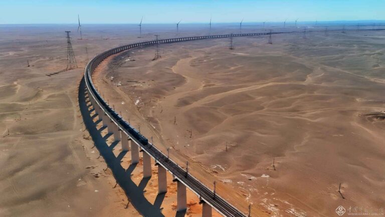 Um viaduto ferroviário corta o deserto, ilustrando o tipo de infraestrutura em grande escala que define rotas de carga pelo Gobi.