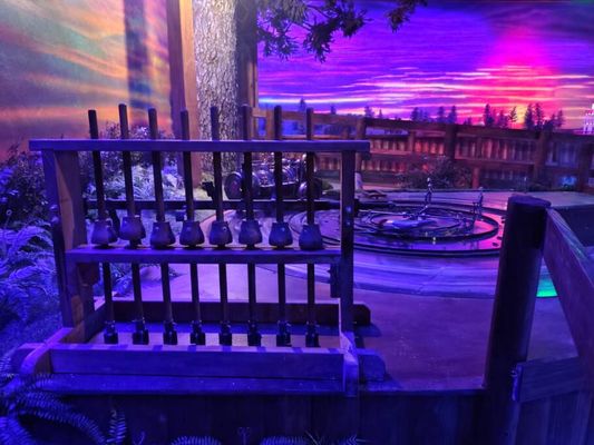 A visita utiliza iluminação dinâmica, efeitos sonoros, projeções para entreter o visitante