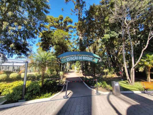 Estação Bosque, de onde parte um passeio de trem em meio à natureza