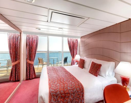 Interior de uma das cabines com varanda do MSC Opera