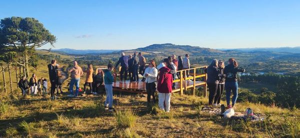 Turistas aguardam a revoada do papagaio-charão, que todos os ano no outono chegam à Urupema em busca do pinhão, a semente da araucária