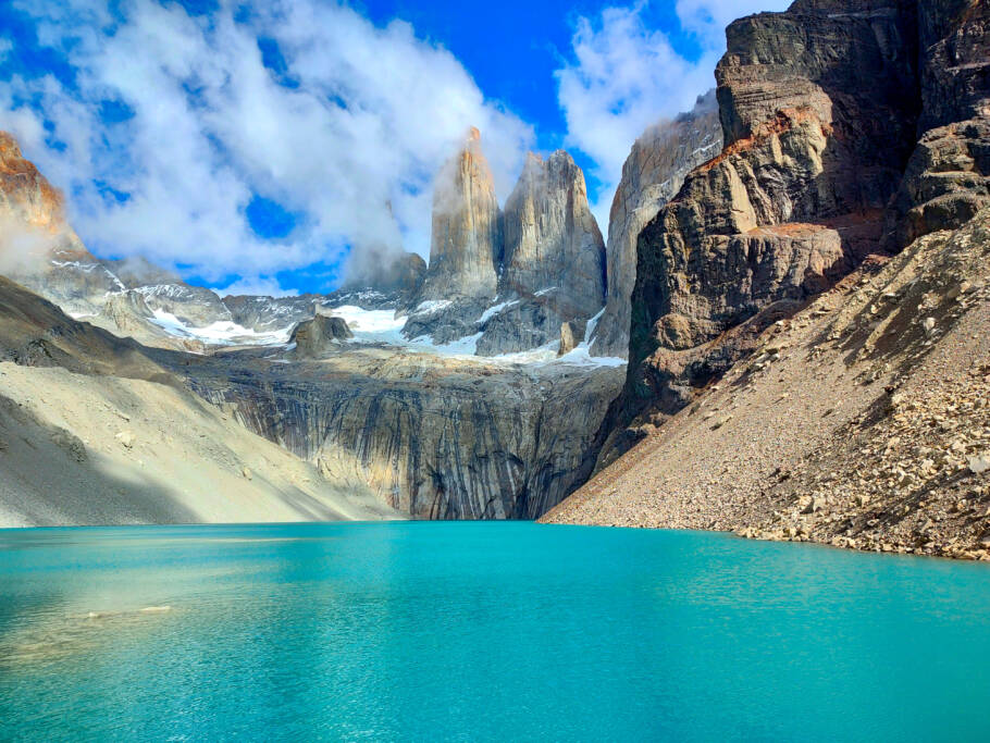 Vista da base do maciço das Torres del Paine, um dos cartões-postais do Chile