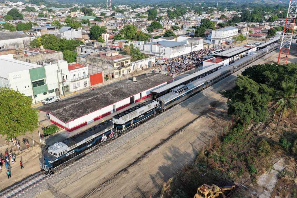 Um país latino-americano está movendo grandes volumes de terra para construir uma rota de “canal seco” apresentada como maior que o Canal do Panamá, e o ousado é tentar redirecionar o comércio global sem cavar uma única eclusa O Corredor Interoceânico do Istmo de Tehuantepec (CIIT) é uma plataforma logística multimodal projetada para promover o bem-estar e o desenvolvimento regional em toda sua área de influência, que inclui os estados de Veracruz, Oaxaca, Tabasco e Chiapas.