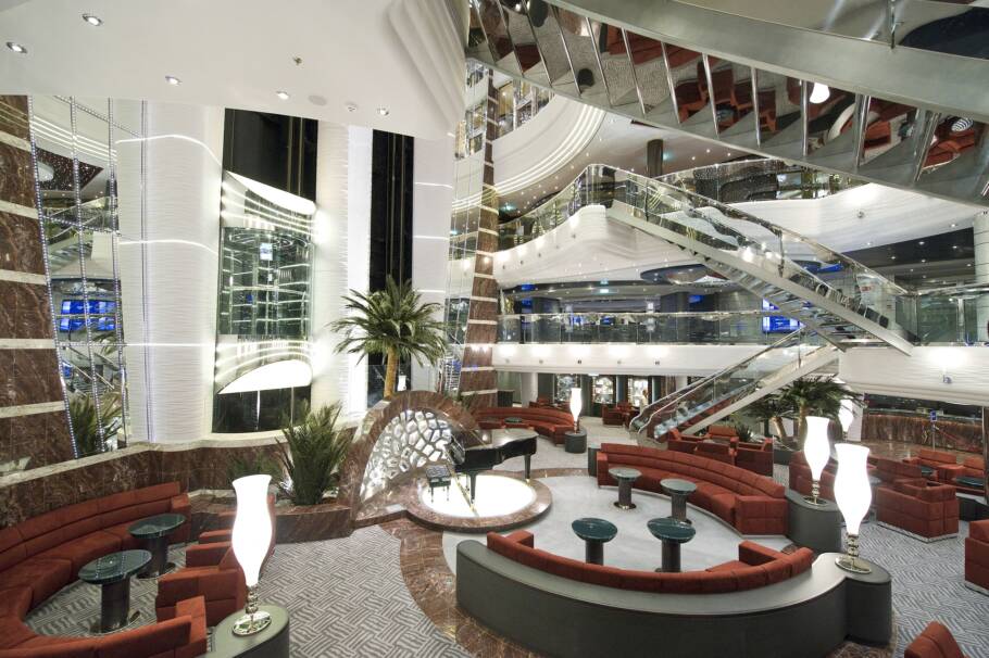 Átrio do MSC Divina, um dos navios que a MSC Cruzeiros trará para a América do Sul