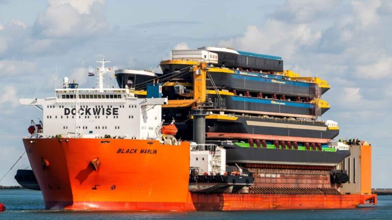 Um navio de transporte pesado está indo para Hobart, Tasmânia, para um trabalho incomum.