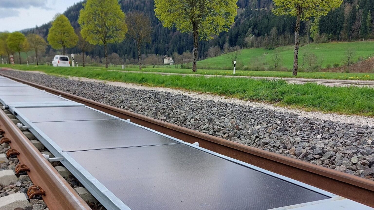 Parece impossível, mas a Suíça está colocando painéis solares debaixo dos trens para transformar as linhas ferroviárias em uma fonte quase infinita de energia limpa Em uma linha ferroviária em uso, perto de Buttes, no cantão suíço de Neuchâtel, trens passam por algo que até recentemente parecia ousado demais.